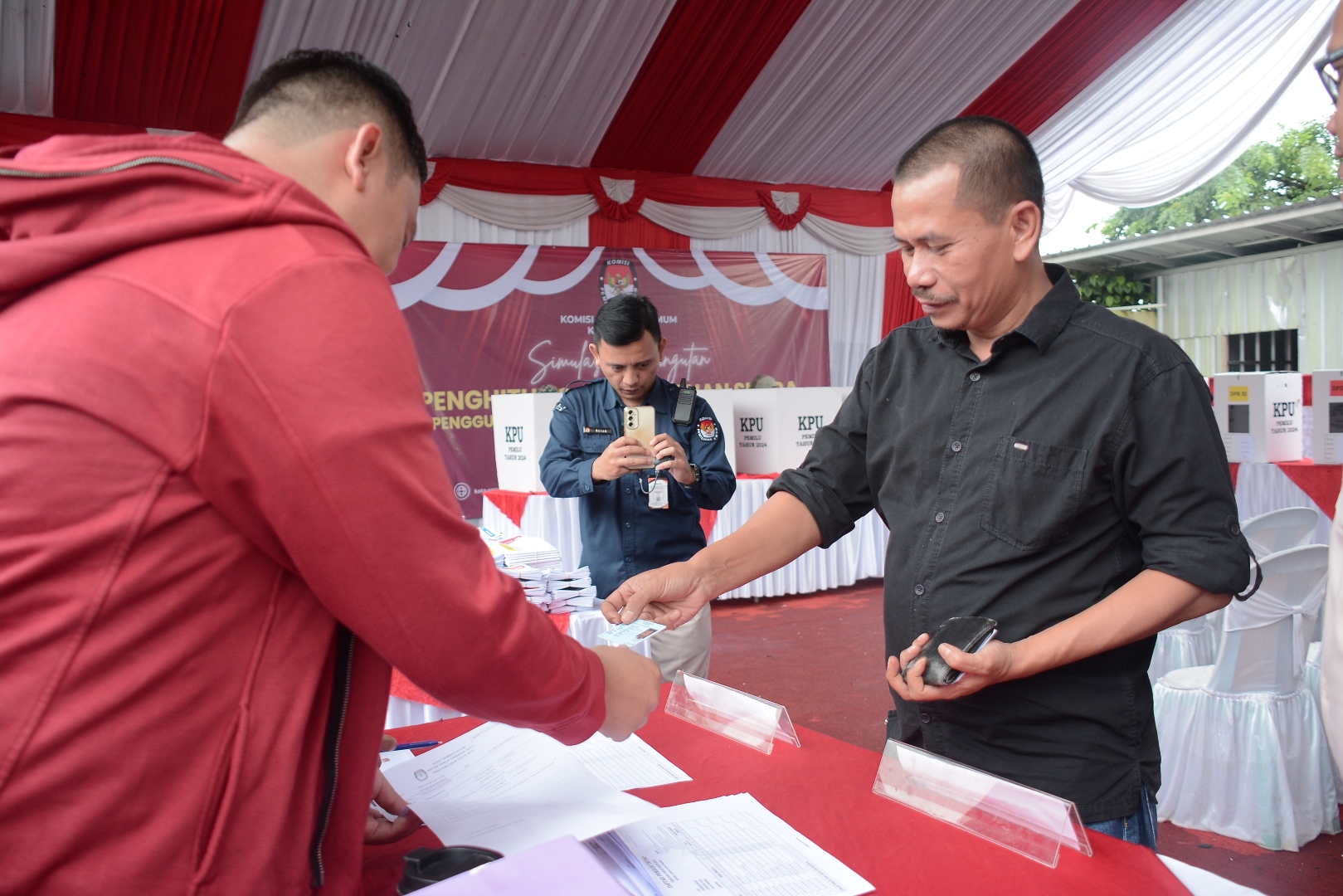 ANGGOTA KOMISI I DPRD KOTA SERANG HADIRI SIMULASI PEMUNGUTAN DAN PERHITUNGAN PEROLEHAN SUARA PEMILU 2024