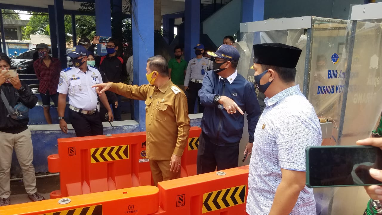 Pengecekan Pos Cek Poin Penerapan PSBB di Kota Serang