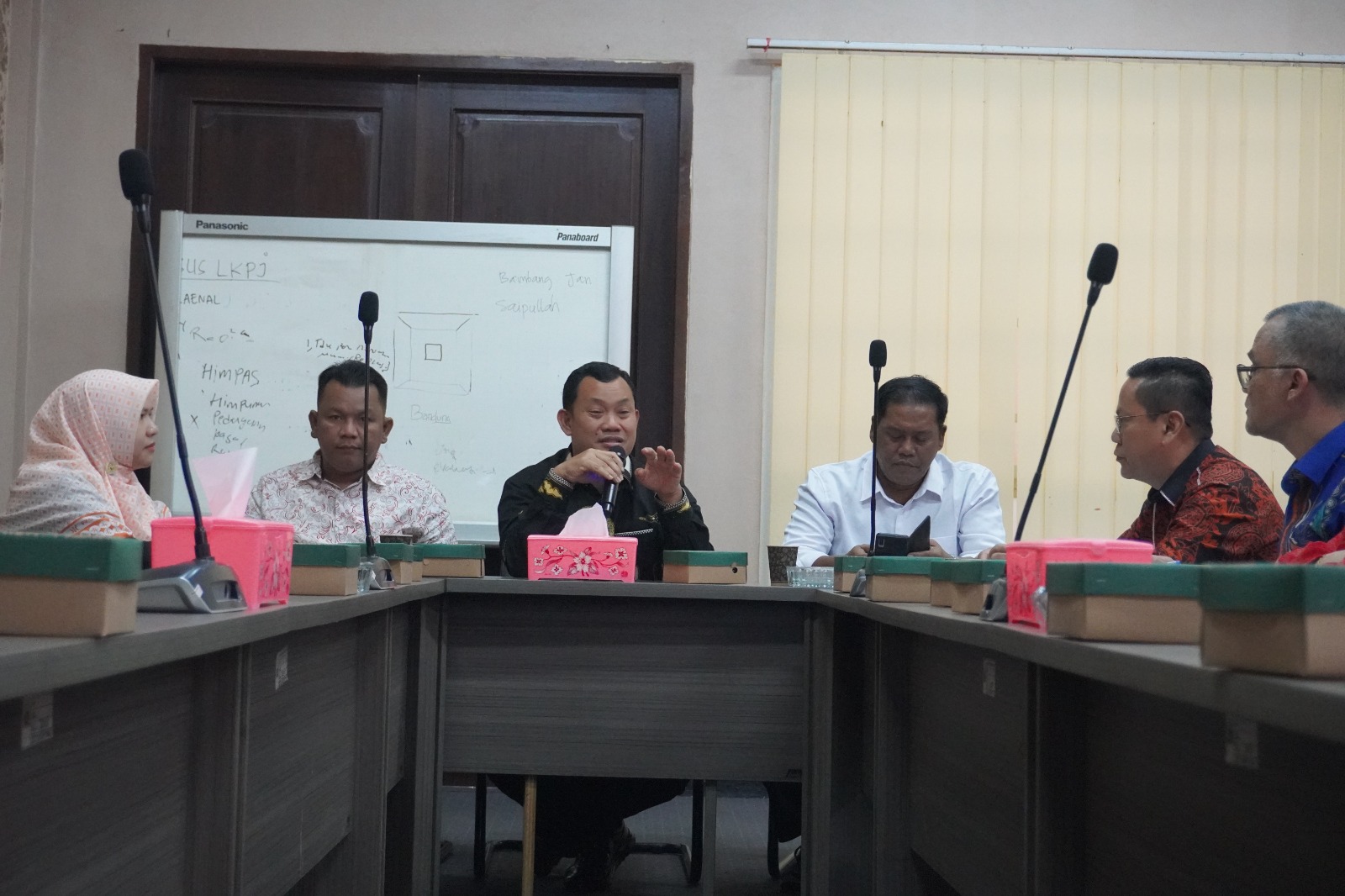 RAPAT KOMISI I DPRD KOTA SERANG TERKAIT DENGAN EVALUASI DAN OPTIMALISASI PELAYANAN PUBLIK DI KOTA SERANG