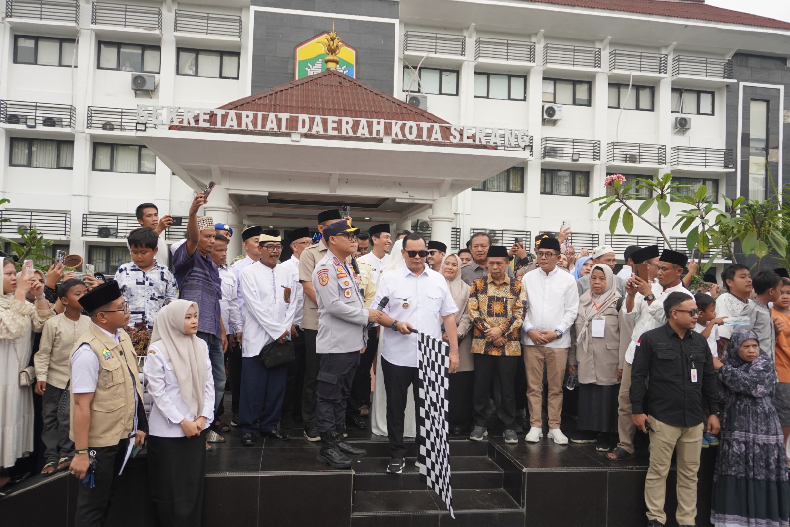 Lantunan Talbiyah Bergema, Jemaah Haji Kloter 8 Kota Serang 1447 H Resmi Diberangkatkan dari Puspemkot