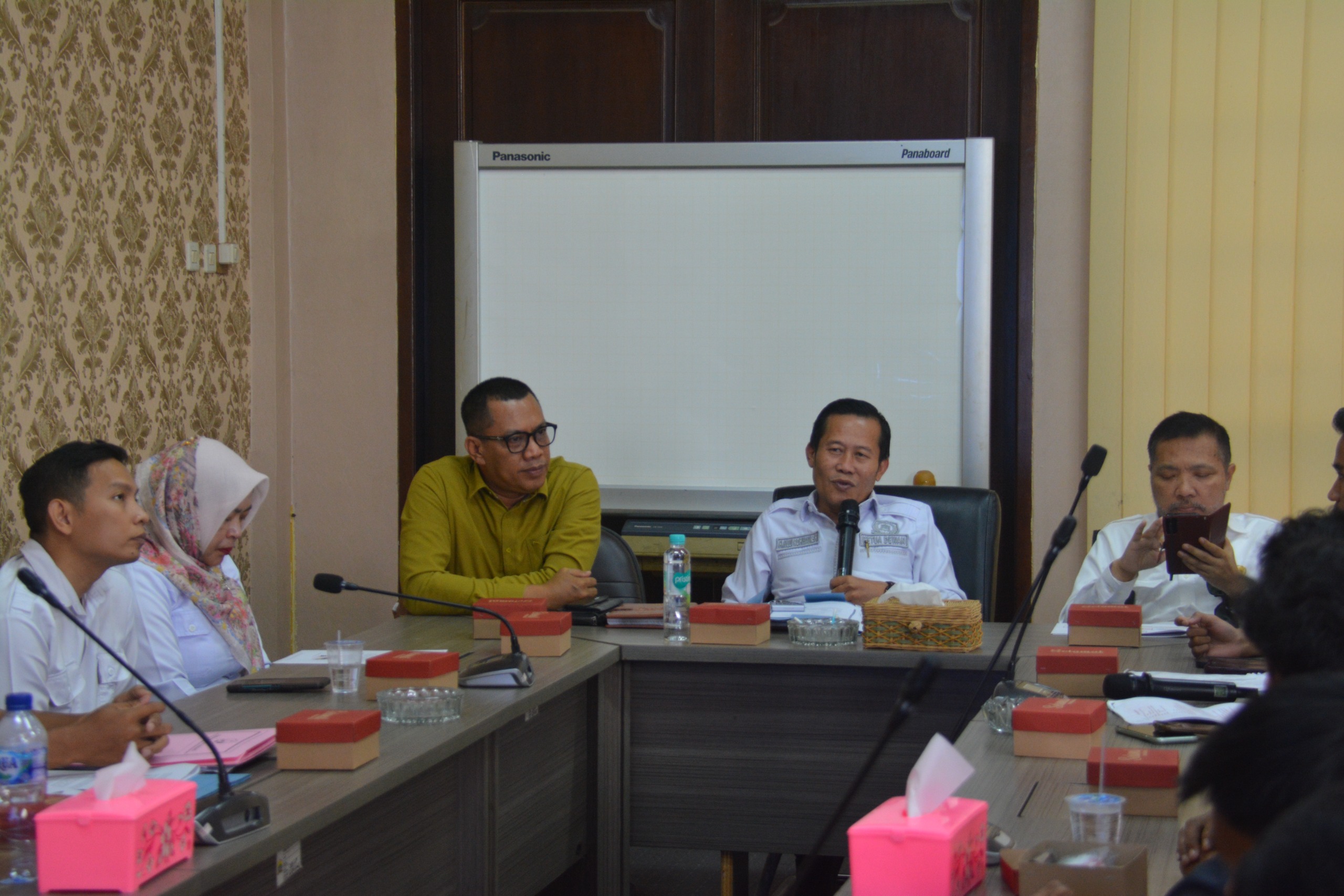 Upah Pekerja Belum Dibayar, Mahasiswa Adukan Nasib Pekerja ke DPRD Kota Serang